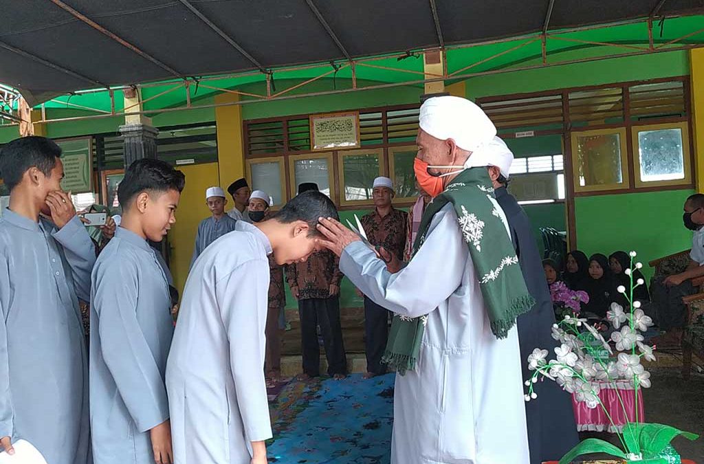 Belajar Adab Anak Pesantren