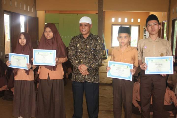 Semester Berakhir, Siswa MTs NWDI Rensing Bat Terima Raport Hari ini