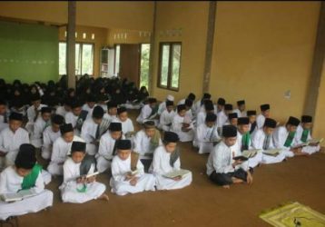 Mengintip Tradisi Pembacaan Al-Barzanji Santri Ponpes Mukhtarul Amin
