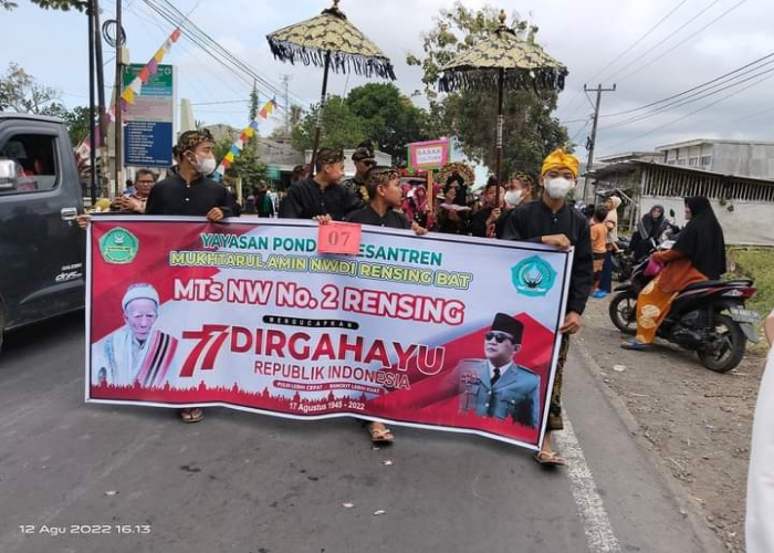 Ikut Pawai Meriahkan HUT RI ke-77, Santri Ponpes Mukhtarul Amin Tampilkan berbagai Budaya dan Busana