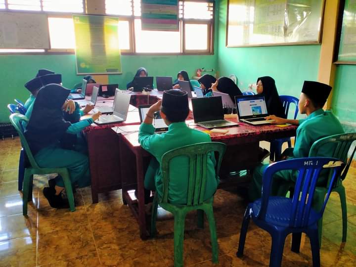 ANBK oleh Santri MTs NWDI Rensing Bat Berjalan Lancar ditengah Cuaca Mendung