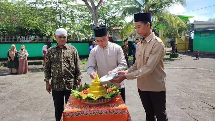 Peringati Hari Guru di Ponpes Mukhtarul Amin, Santri Siapkan Hadiah dan Nasi Tumpeng