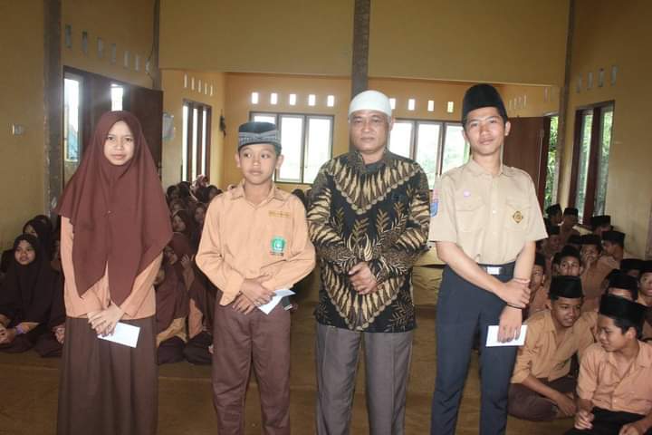Semester Ganjil Usai, Santri Terima Raport dan Dipulangkan Berlibur Bertemu Keluarga