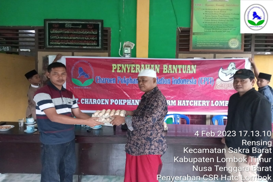 PT Pokphand Indonesia Serahkan Bantuan ke Ponpes Mukhtarul Amin Rensing Bat