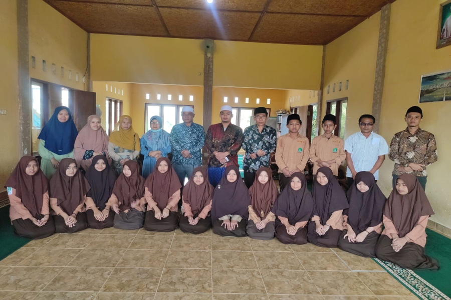 Semester Berakhir, MTs Rensing Bat Bagikan Raport ke Peserta Didik