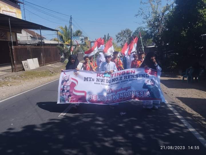 Tampilkan Berbagai Busana, Santri YPP MA Ikuti Karnaval HUT RI ke-78 Sakra Barat