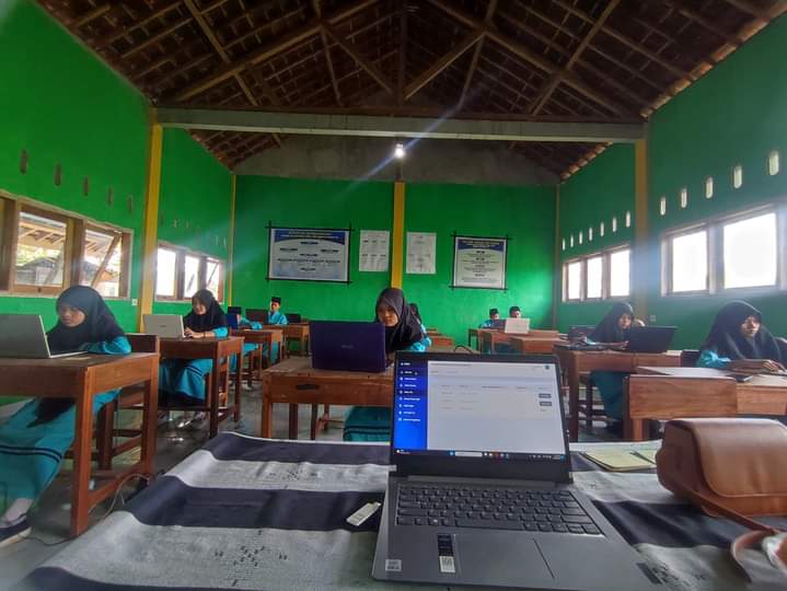Siswa Kelas VIII MTs NWDI Rensing Bat YPP MA Laksanakan ANBK