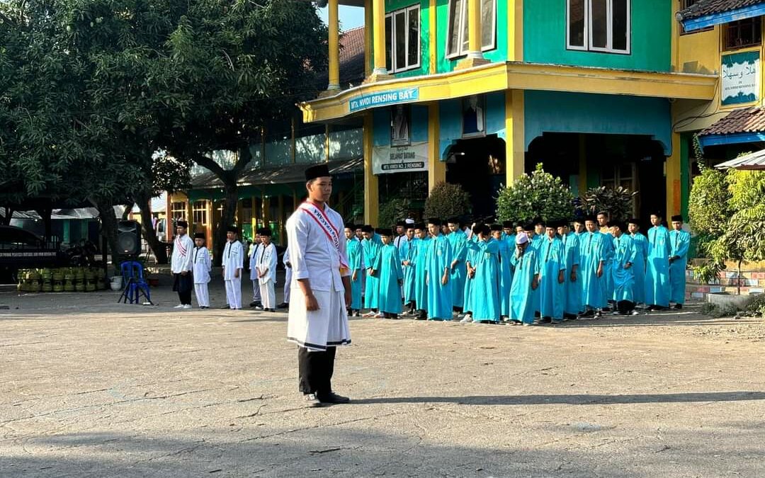 YPP MA NWDI Rensing Bat Peringati Hari Santri dengan Upacara Bendera
