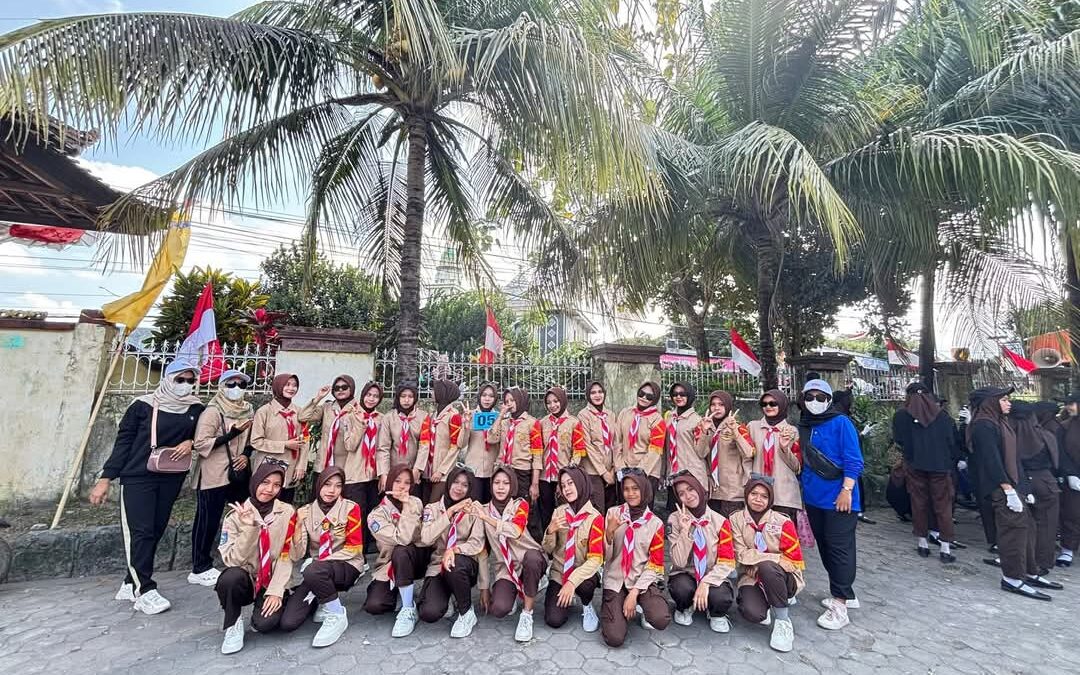 MA NWDI Rensing Bat Ikuti Pawai HUT RI ke-80 Sakra Barat